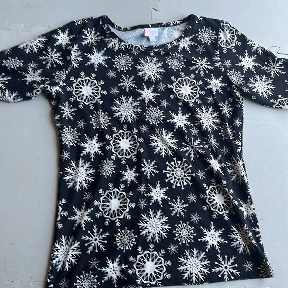 Lula Roe snowflake tee shirt